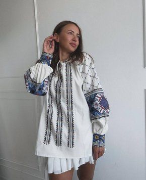Подовжена сорочка з геометричним вишитим принтом 42-46 RO ESQ 567 фото